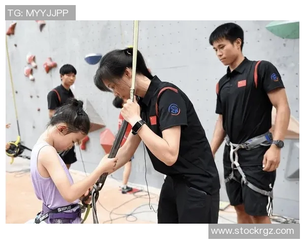 攀岩深度解析：揭秘上海攀岩队的战术边路渗透技巧与训练方法