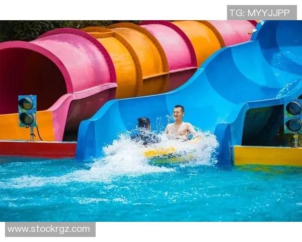 游泳比赛精彩瞬间集锦：选手突破极限挑战速度与激情